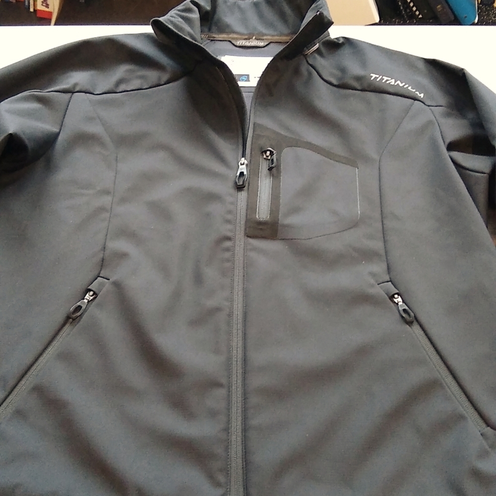 Columbia Titanium men's large black jacket